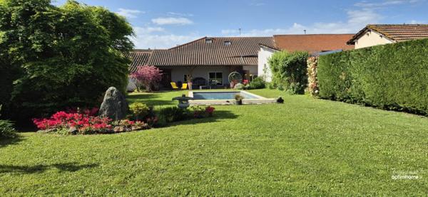 Maison ancienne rénovée avec charme – terrain paysagé, piscine et annexes