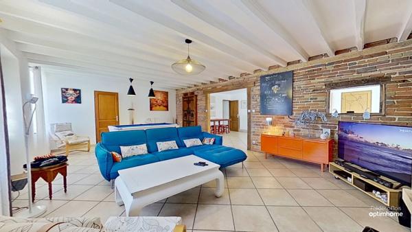 Maison ancienne rénovée avec charme – terrain paysagé, piscine et annexes