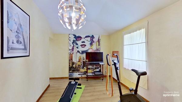 Maison ancienne rénovée avec charme – terrain paysagé, piscine et annexes