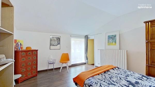 Maison ancienne rénovée avec charme – terrain paysagé, piscine et annexes