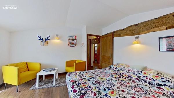 Maison ancienne rénovée avec charme – terrain paysagé, piscine et annexes