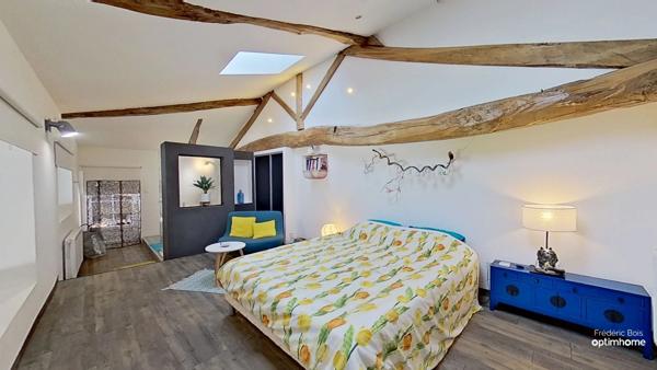 Maison ancienne rénovée avec charme – terrain paysagé, piscine et annexes