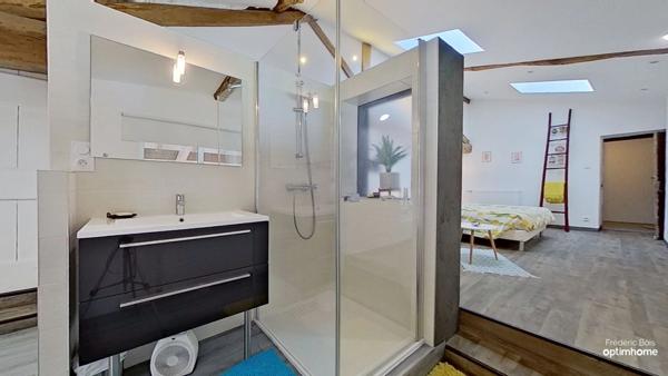 Maison ancienne rénovée avec charme – terrain paysagé, piscine et annexes