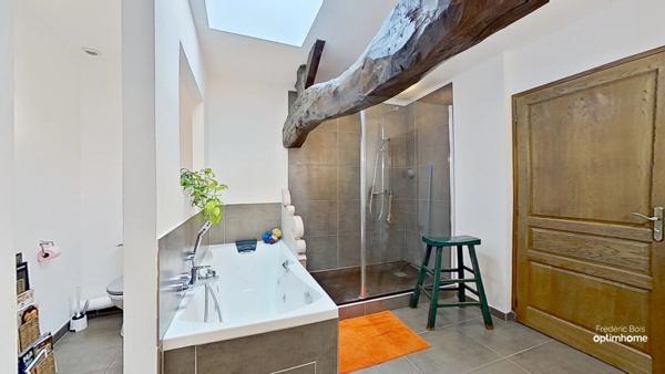 Maison ancienne rénovée avec charme – terrain paysagé, piscine et annexes