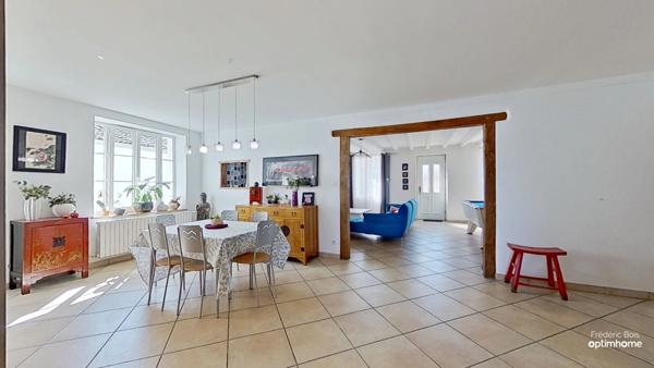 Maison ancienne rénovée avec charme – terrain paysagé, piscine et annexes