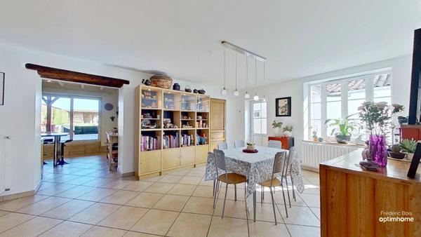 Maison ancienne rénovée avec charme – terrain paysagé, piscine et annexes