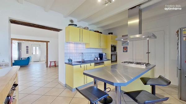 Maison ancienne rénovée avec charme – terrain paysagé, piscine et annexes