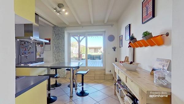 Maison ancienne rénovée avec charme – terrain paysagé, piscine et annexes