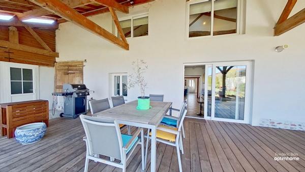 Maison ancienne rénovée avec charme – terrain paysagé, piscine et annexes