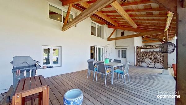 Maison ancienne rénovée avec charme – terrain paysagé, piscine et annexes