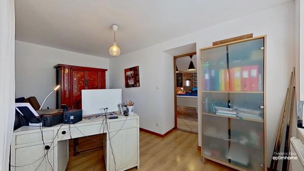 Maison ancienne rénovée avec charme – terrain paysagé, piscine et annexes