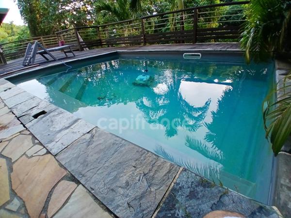 MAISON DE RAPPORT de 270m²- 3 Niveaux- DEUX T4 + UN T2. TERRAIN ARBORE 1700 M² AVEC PISCINE. RIVIERE PILOTE (972)