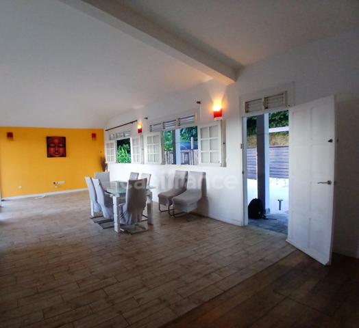 MAISON DE RAPPORT de 270m²- 3 Niveaux- DEUX T4 + UN T2. TERRAIN ARBORE 1700 M² AVEC PISCINE. RIVIERE PILOTE (972)