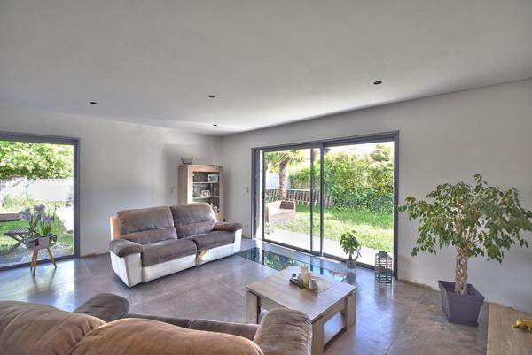 Maison  récente Chazay D Azergues 6 pièce(s) 200 m2 avec jardin , au calme
