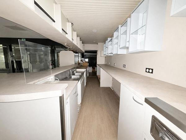 ensemble  immobilier local commercial + habitation de caractére 6 pièce(s) 210 m2