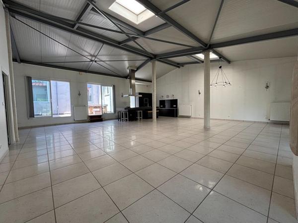ensemble  immobilier local commercial + habitation de caractére 6 pièce(s) 210 m2