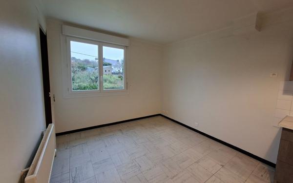 Maison à louer    1 pièce • 35 m2 Meslan