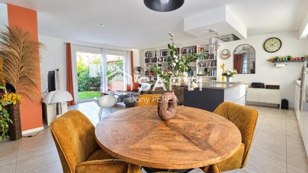 Maison de 120 m2, trois chambres, jardinet et place de parking couverte.