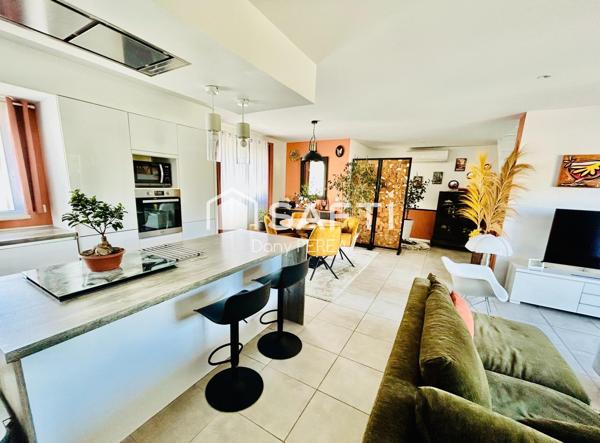 Maison de 120 m2, trois chambres, jardinet et place de parking couverte.