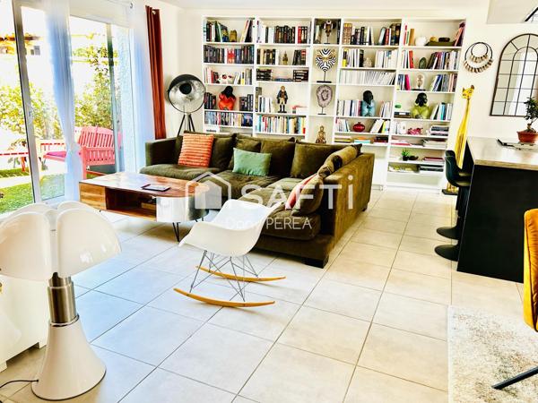 Maison de 120 m2, trois chambres, jardinet et place de parking couverte.