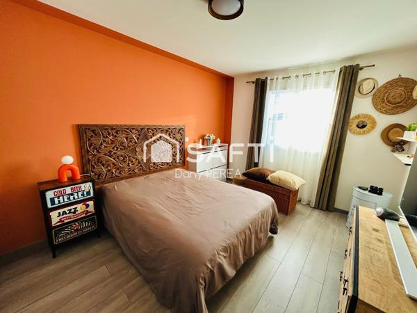 Maison de 120 m2, trois chambres, jardinet et place de parking couverte.