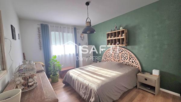 Maison de 120 m2, trois chambres, jardinet et place de parking couverte.