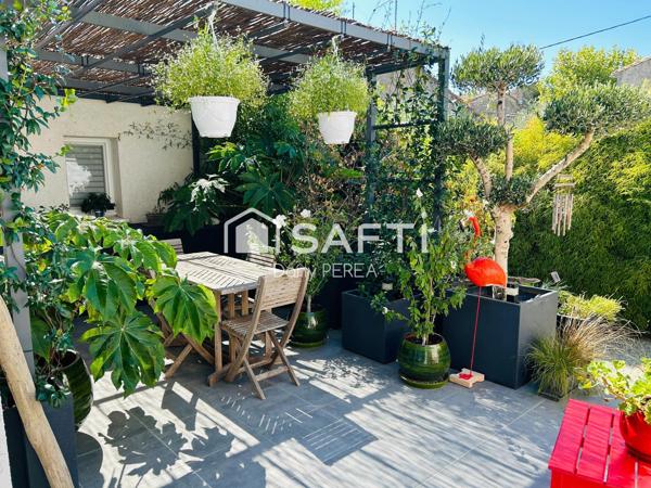 Maison de 120 m2, trois chambres, jardinet et place de parking couverte.