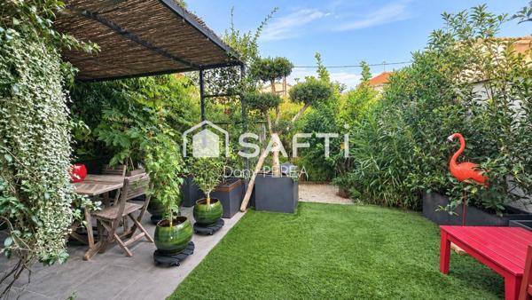 Maison de 120 m2, trois chambres, jardinet et place de parking couverte.