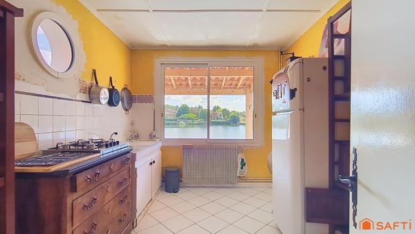 Une opportunité rare au bord du Lot, idéale pour les passionnés de pêche
