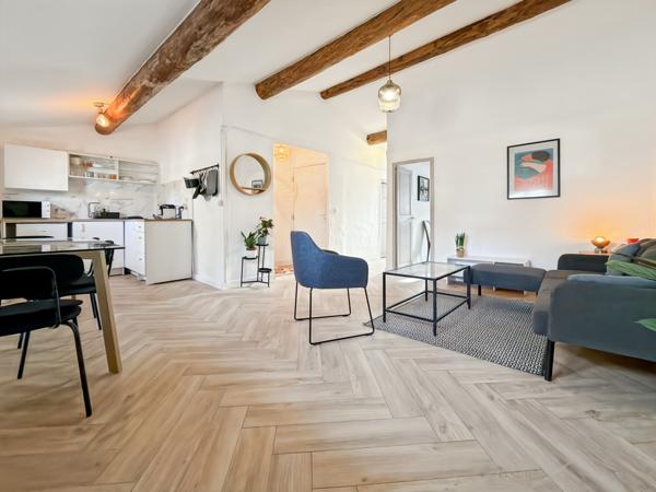 Marseille (13001) T2 de 46 m² - dernier étage en bon état