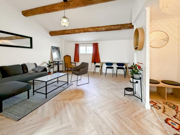 Marseille (13001) T2 de 46 m² - dernier étage en bon état