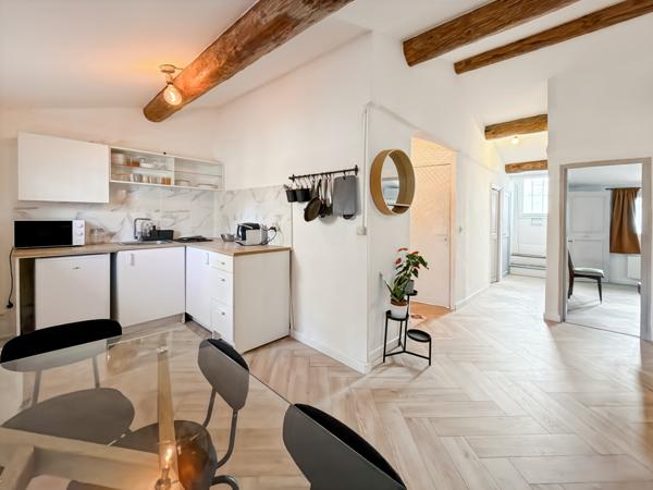 Marseille (13001) T2 de 46 m² - dernier étage en bon état