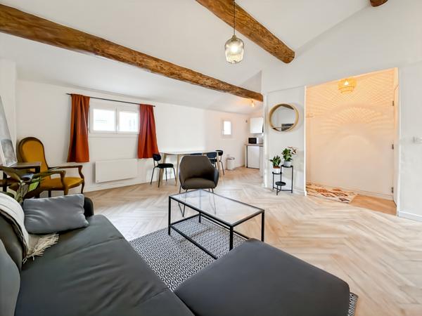 Marseille (13001) T2 de 46 m² - dernier étage en bon état