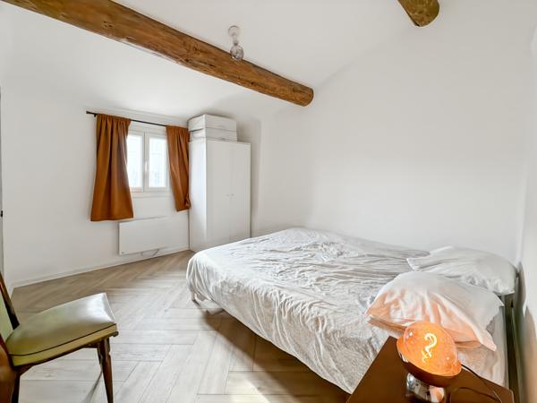 Marseille (13001) T2 de 46 m² - dernier étage en bon état