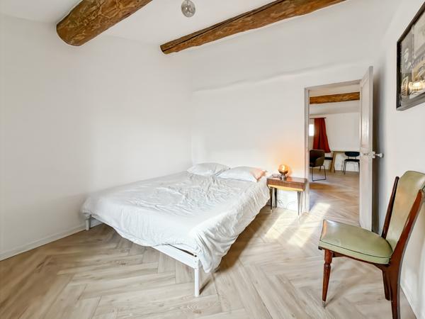 Marseille (13001) T2 de 46 m² - dernier étage en bon état