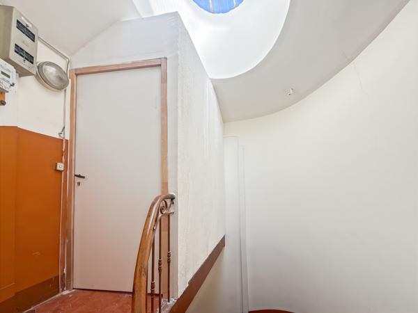 Marseille (13001) T2 de 46 m² - dernier étage en bon état