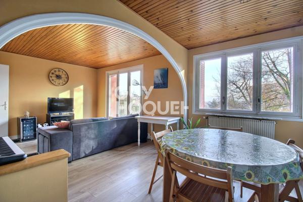 Spacieux deux pièces - avec double séjour, balcon et grand garage