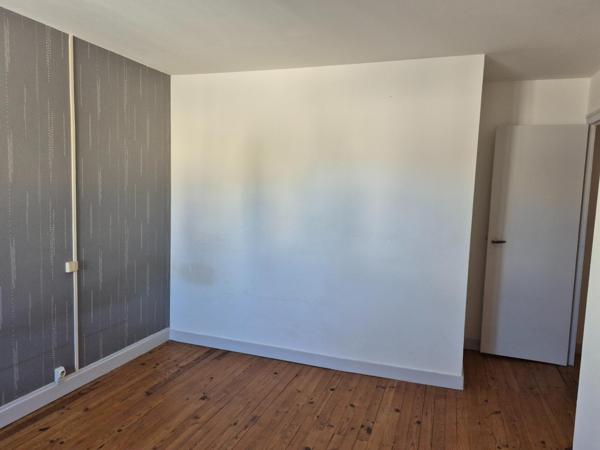 Ensemble immobilier T3 + T2 + 2 garages + 1 grange + Terrain constructible