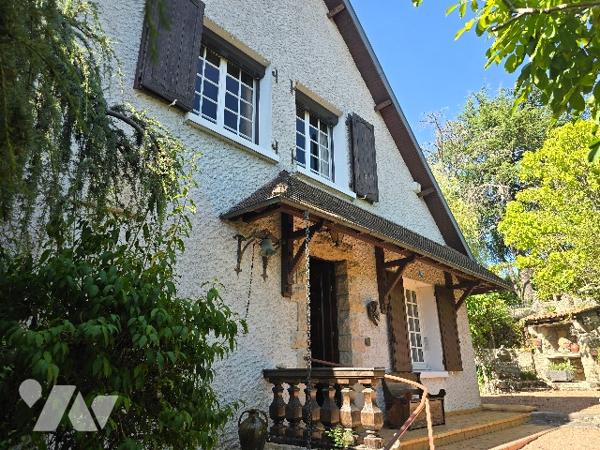 CUSSET - Centre ville. 
 BELLE VILLA  de 222 m²   dans jardin clos et arboré de 1.720 m²