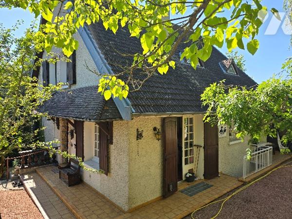 CUSSET - Centre ville. 
 BELLE VILLA  de 222 m²   dans jardin clos et arboré de 1.720 m²