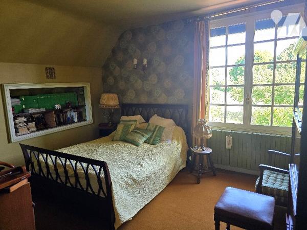 CUSSET - Centre ville. 
 BELLE VILLA  de 222 m²   dans jardin clos et arboré de 1.720 m²