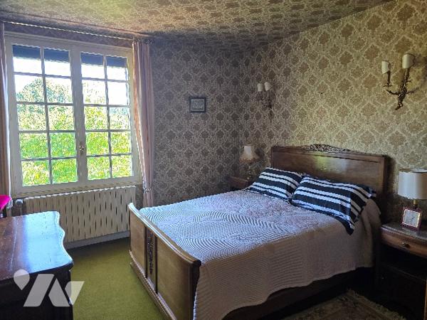 CUSSET - Centre ville. 
 BELLE VILLA  de 222 m²   dans jardin clos et arboré de 1.720 m²