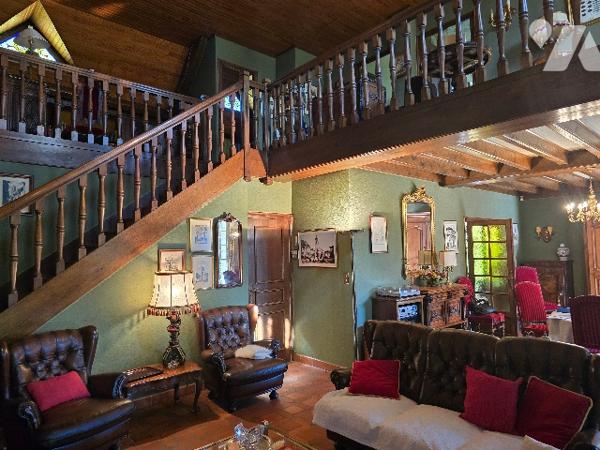 CUSSET - Centre ville. 
 BELLE VILLA  de 222 m²   dans jardin clos et arboré de 1.720 m²