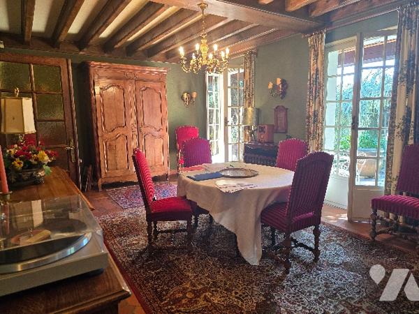 CUSSET - Centre ville. 
 BELLE VILLA  de 222 m²   dans jardin clos et arboré de 1.720 m²