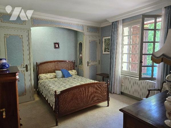 CUSSET - Centre ville. 
 BELLE VILLA  de 222 m²   dans jardin clos et arboré de 1.720 m²