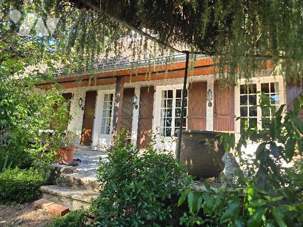 CUSSET - Centre ville. 
 BELLE VILLA  de 222 m²   dans jardin clos et arboré de 1.720 m²
