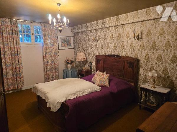 CUSSET - Centre ville. 
 BELLE VILLA  de 222 m²   dans jardin clos et arboré de 1.720 m²