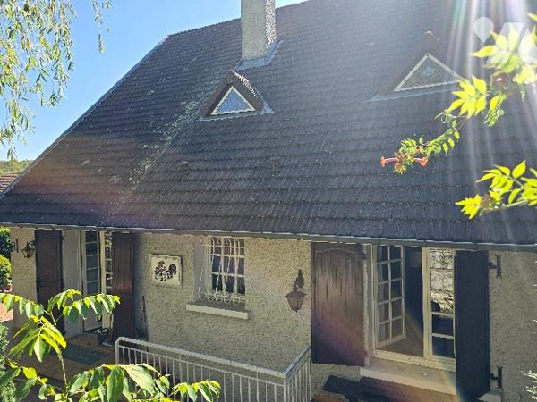 CUSSET - Centre ville. 
 BELLE VILLA  de 222 m²   dans jardin clos et arboré de 1.720 m²