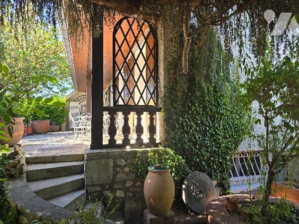 CUSSET - Centre ville. 
 BELLE VILLA  de 222 m²   dans jardin clos et arboré de 1.720 m²