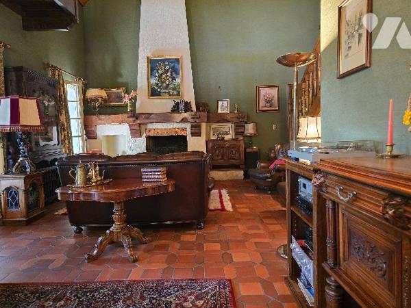 CUSSET - Centre ville. 
 BELLE VILLA  de 222 m²   dans jardin clos et arboré de 1.720 m²